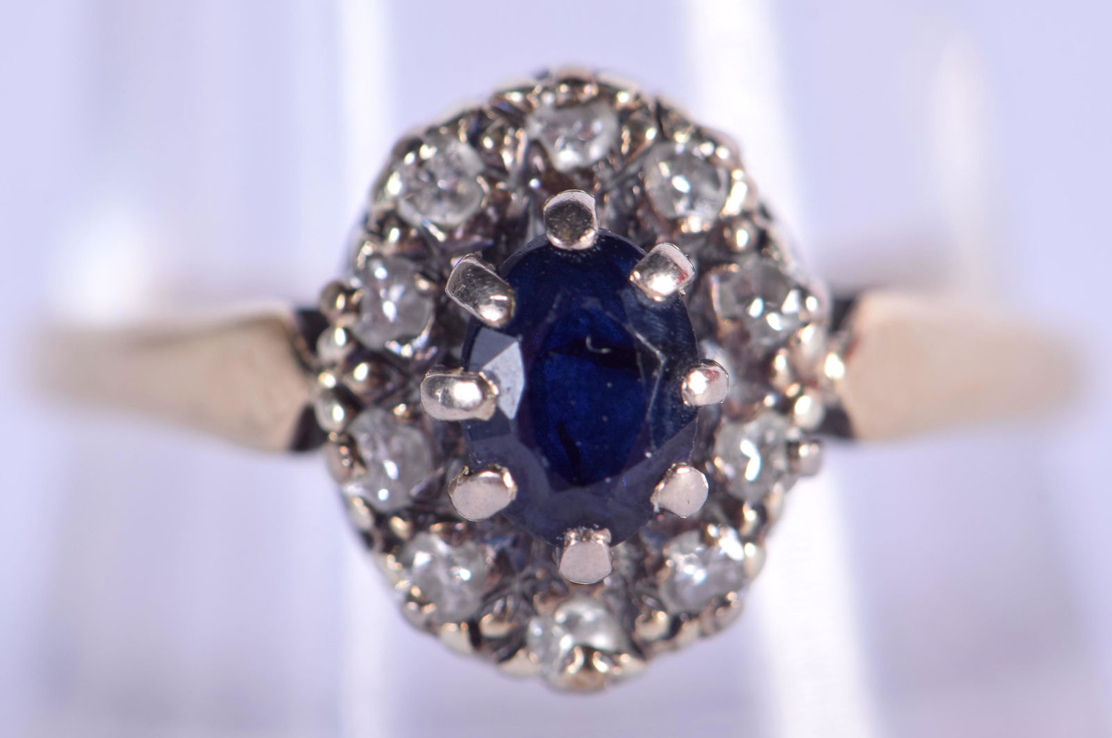 A VINTAGE 9CT GOLD AND DIAMOND CLUSTER RING. 2.9 grams. (1 of 4)