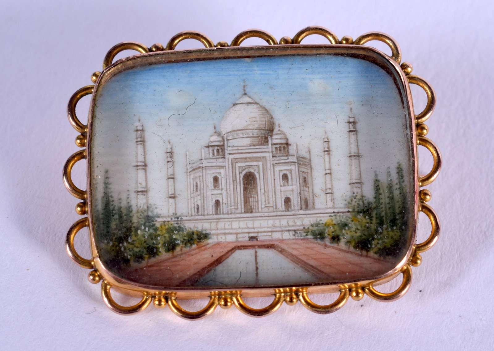 A GOLD AND BONE MIDDLE EASTERN BONE TAJ MAHAL BROOCH.: A GOLD AND BONE MIDDLE EASTERN BONE TAJ MAHAL BROOCH. 6.6 grams. 3 cm x 2.5 cm.