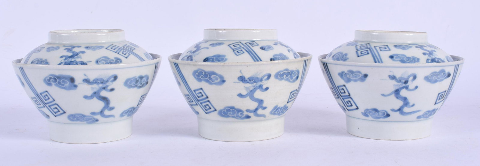 THREE 18TH/19TH CENTURY KOREAN BLUE AND WHITE PORCELAIN: THREE 18TH/19TH CENTURY KOREAN BLUE AND WHITE PORCELAIN BOWLS AND COVERS painted with dragons and cloudy motifs. 11 cm wide. (3)