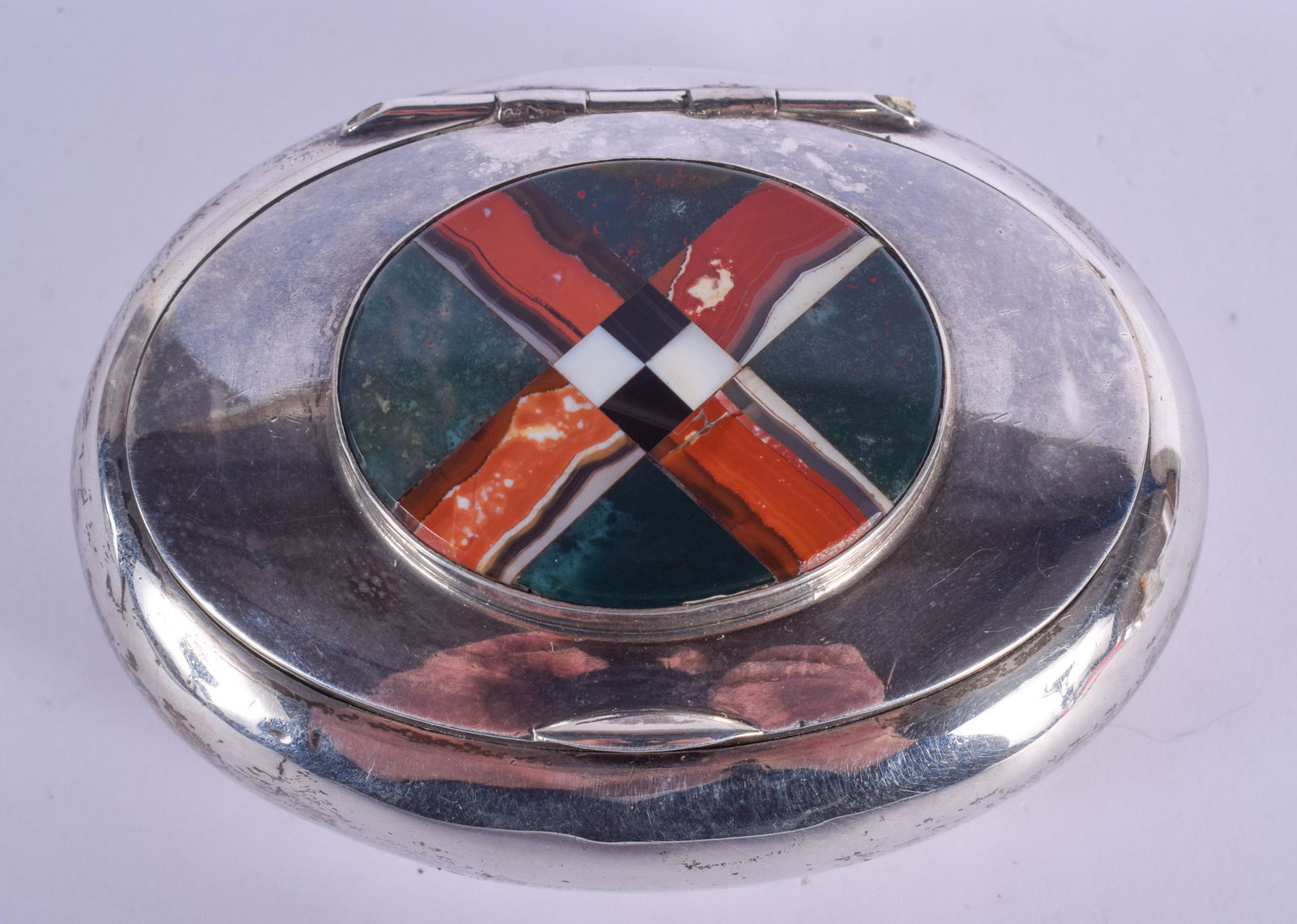 AN ANTIQUE SILVER AND AGATE SNUFF BOX. Birmingham 1918. (1 of 5)