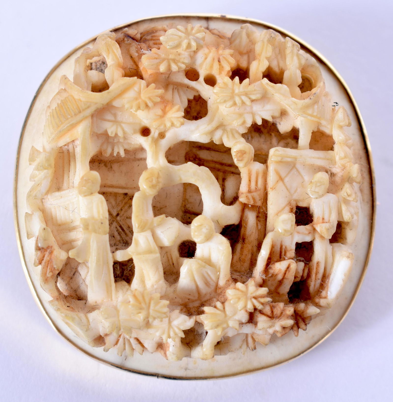 A 19TH CENTURY CHINESE CANTON BONE BROOCH Qing,: A 19TH CENTURY CHINESE CANTON BONE BROOCH Qing, decorated with figures. 3.5 cm wide.