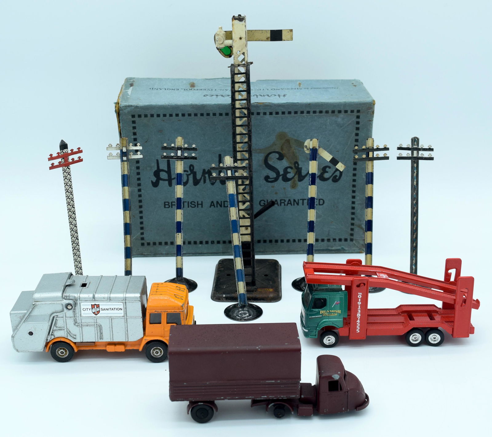 A collection of  model railway signals, a Hornby box (1 of 6)