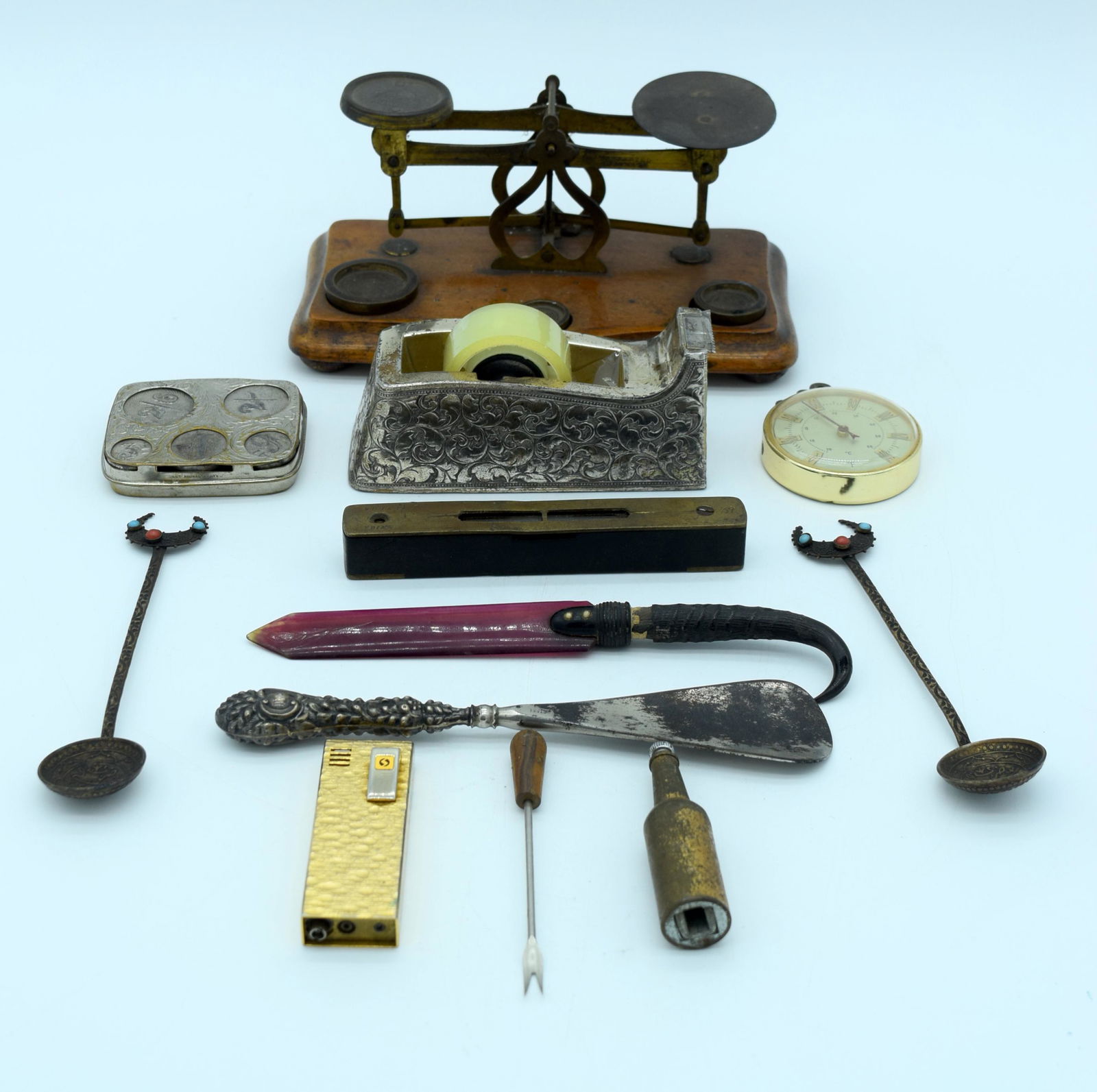 Small set of brass scales, coin dispenser, vintage (1 of 3)