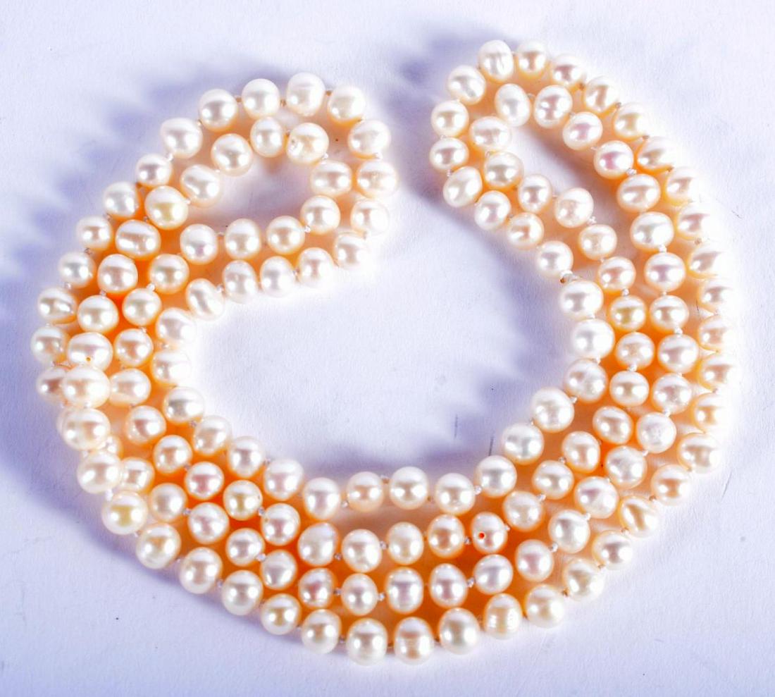 AN EDWARDIAN PEARL NECKLACE. 41 grams. 85 cm long, (1 of 2)