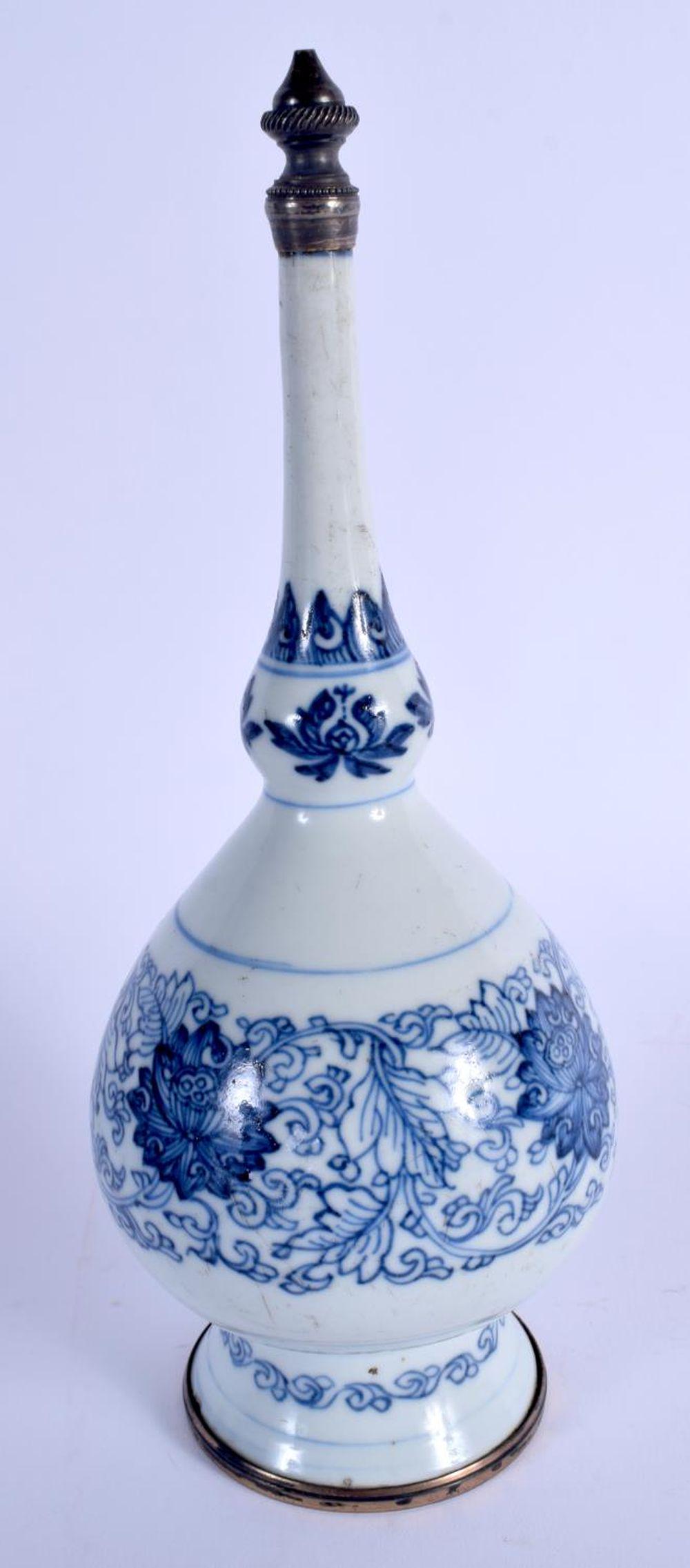 A 17TH/18TH CENTURY CHINESE BLUE AND WHITE PORCELAIN: A 17TH/18TH CENTURY CHINESE BLUE AND WHITE PORCELAIN ROSE WATER SPRINKLER Kangxi, Islamic style, painted with flowers and vines. 21.5 cm high.