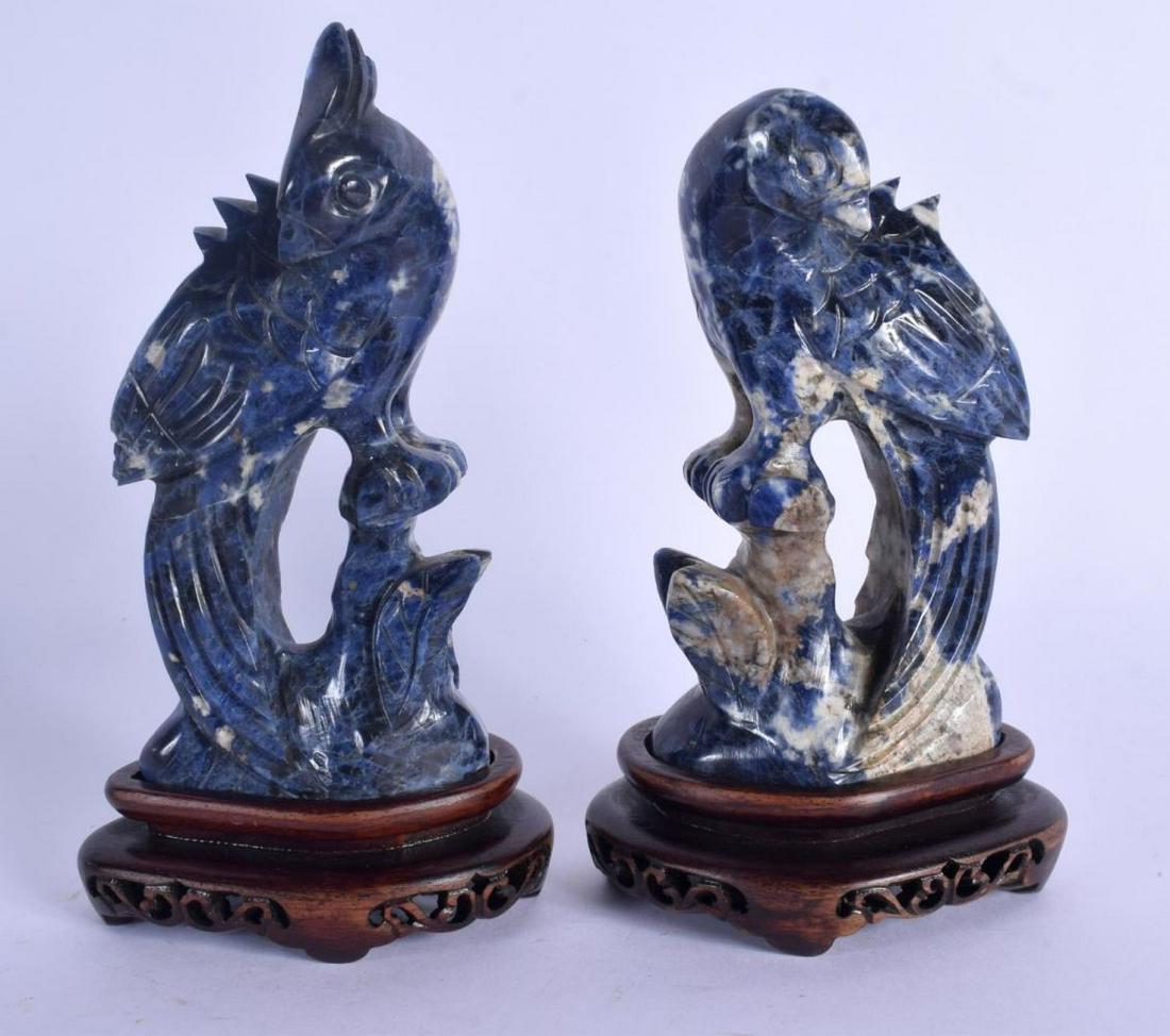 A PAIR OF EARLY 20TH CENTURY CHINESE CARVED LAPIS: A PAIR OF EARLY 20TH CENTURY CHINESE CARVED LAPIS LAZULI BIRDS Late Qing, upon hardwood bases. Lapis 12 cm 6 cm.