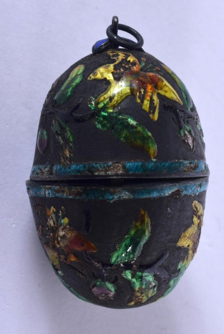 AN EARLY 20TH CENTURY CHINESE SILVER AND ENAMEL EGG: AN EARLY 20TH CENTURY CHINESE SILVER AND ENAMEL EGG LOCKET. 3.5 cm high.