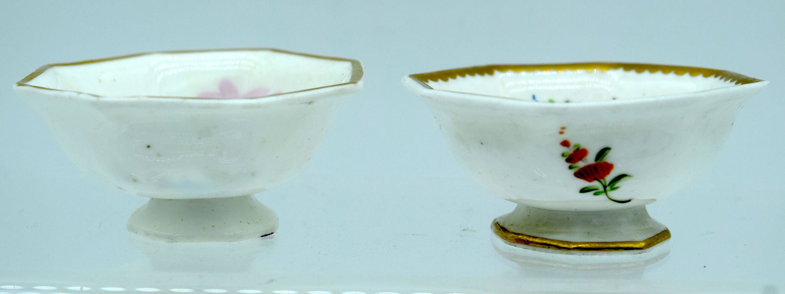 A PAIR OF EARLY 19TH CENTURY ENGLISH PORCELAIN SALTS: A PAIR OF EARLY 19TH CENTURY ENGLISH PORCELAIN SALTS painted with floral sprays. 6.5 cm wide.