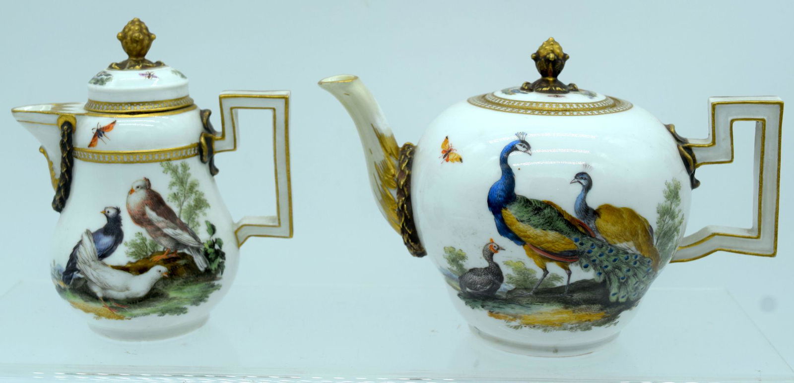 AN 18TH CENTURY MEISSEN PORCELAIN TEAPOT AND COVER (1 of 8)