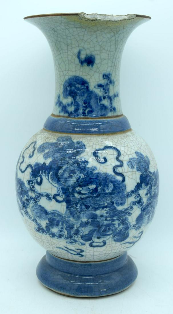 A LARGE 19TH CENTURY CHINESE BLUE AND WHITE CRACKLE (1 of 8)