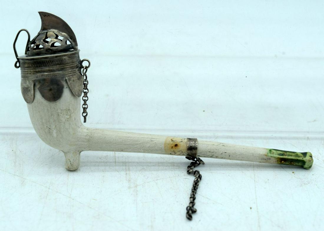 AN ANTIQUE PARTIALLY ENAMELLED CLAY PIPE with white: AN ANTIQUE PARTIALLY ENAMELLED CLAY PIPE with white mounts. 12 cm wide.