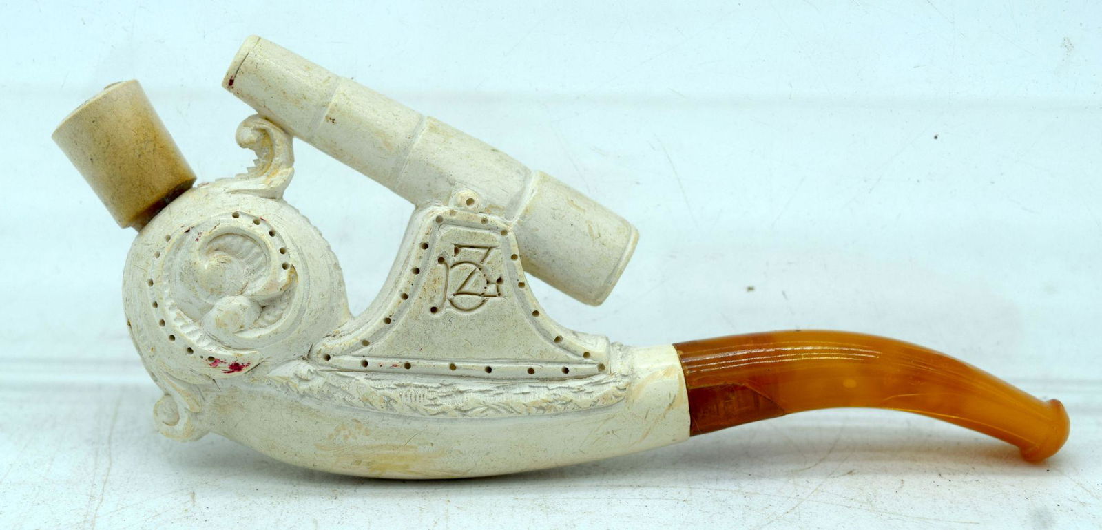 A RARE ANTIQUE MEERSCHAUM AND AMBER  BOAT CANNON PIPE. (1 of 4)