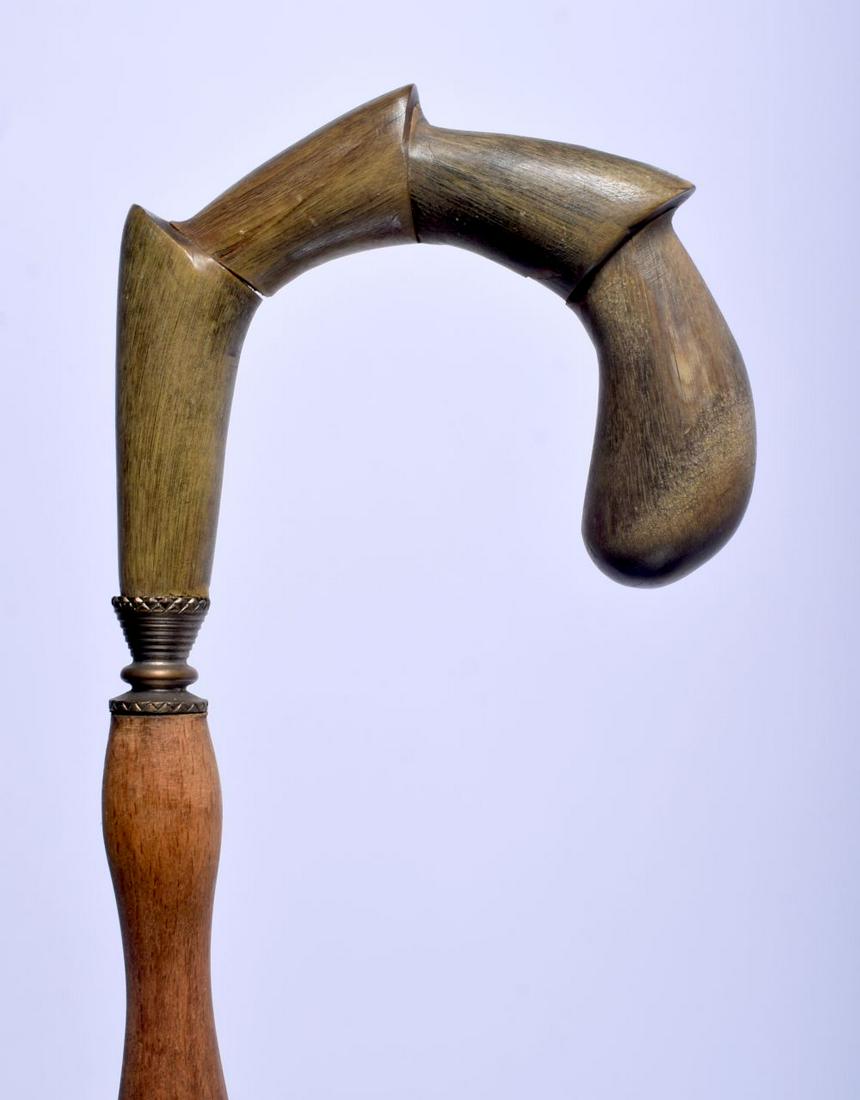 A 19TH CENTURY CONTINENTAL CARVED Buffalo HORN HANDLED: A 19TH CENTURY CONTINENTAL CARVED Buffalo HORN HANDLED PARASOL with gnarled handle. 85 cm long.