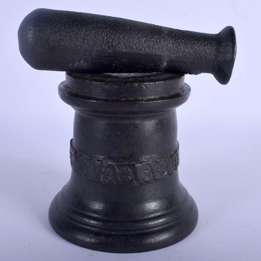 AN ANTIQUE CAST IRON PESTLE AND MORTAR. 12 cm x 10 cm. (1 of 2)