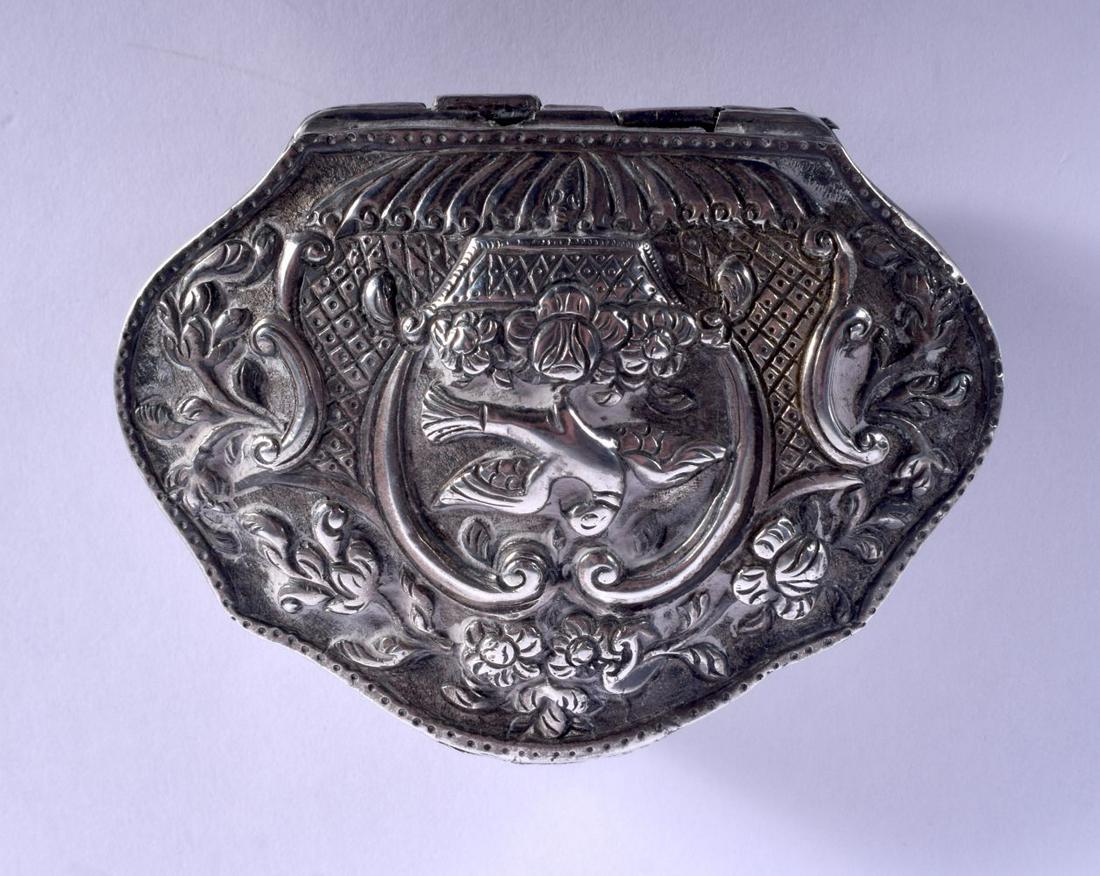 AN ANTIQUE CONTINENTAL SILVER BOX. 46 grams. 8 cm x 6 (1 of 5)