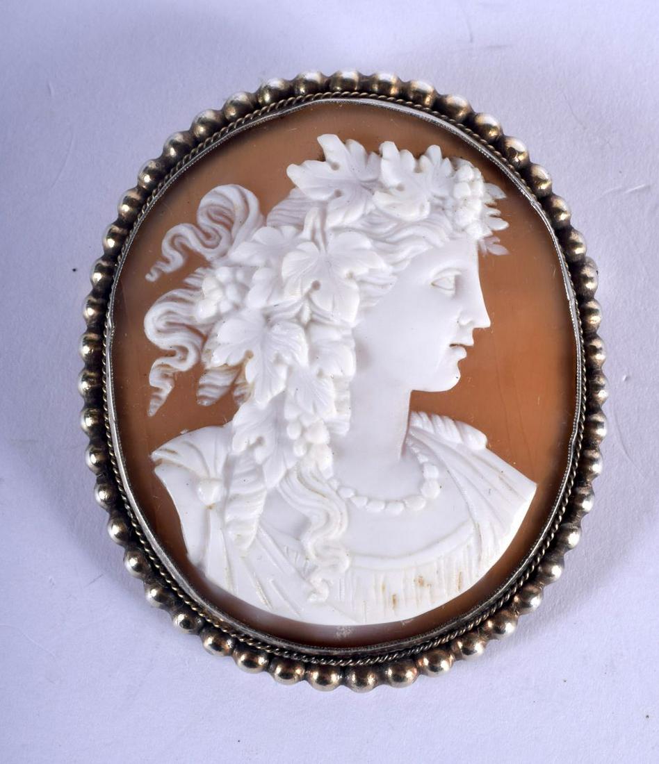 AN ANTIQUE CAMEO BROOCH. 21 grams. 5.5 cm x 4.5 cm. (1 of 2)
