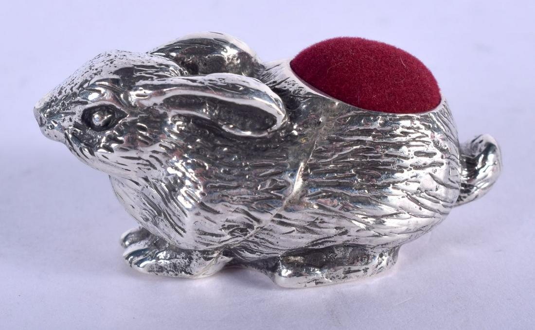 A SILVER HARE PIN CUSHION. 31 grams. 5 cm x 2.5 cm.: A SILVER HARE PIN CUSHION. 31 grams. 5 cm x 2.5 cm.
