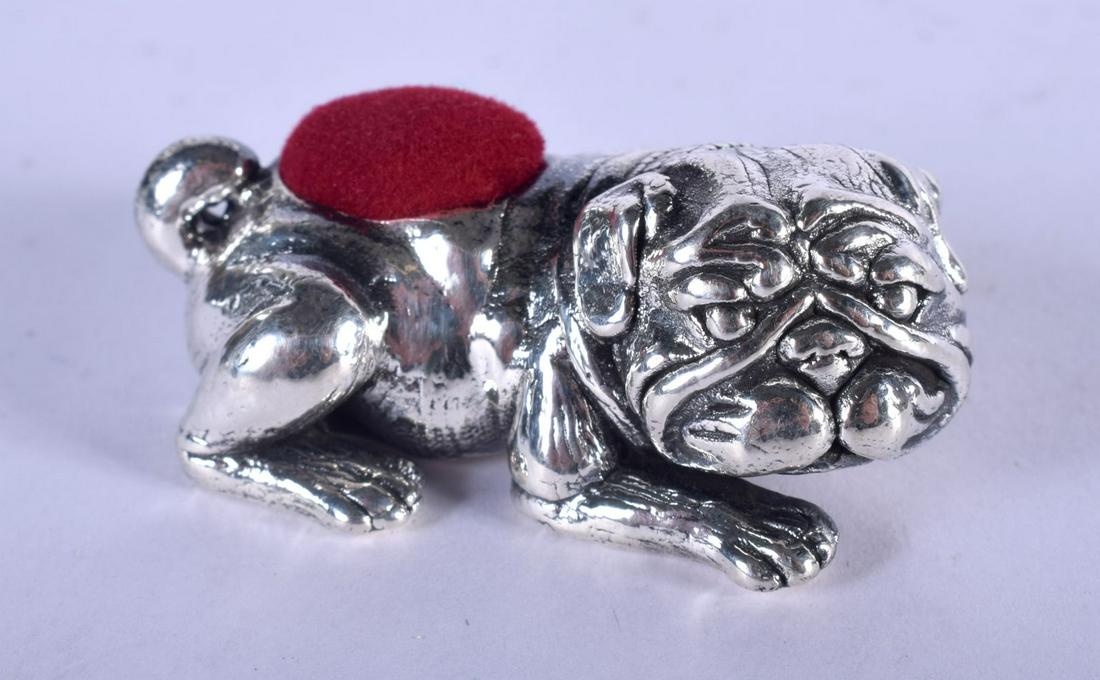 A SILVER BULLDOG PIN CUSHION. 16 grams. 5 cm x 2 cm.: A SILVER BULLDOG PIN CUSHION. 16 grams. 5 cm x 2 cm.