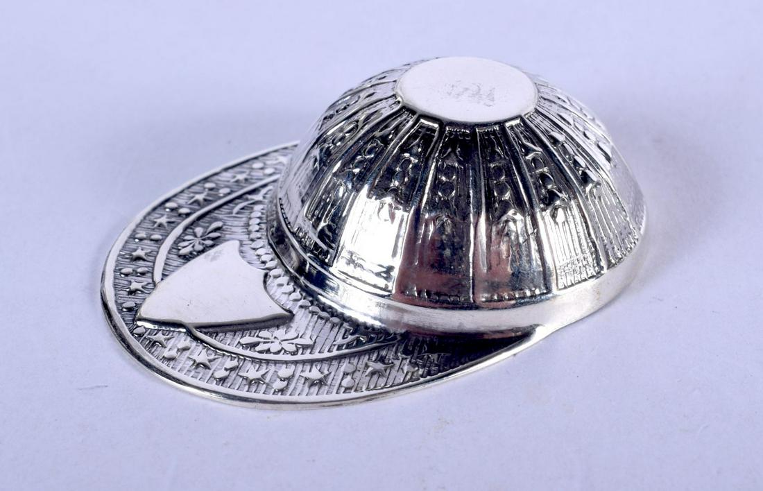 A SILVER JOCKEY HAT CADDY SPOON. 15 grams. 5.5 cm x 4: A SILVER JOCKEY HAT CADDY SPOON. 15 grams. 5.5 cm x 4 cm.