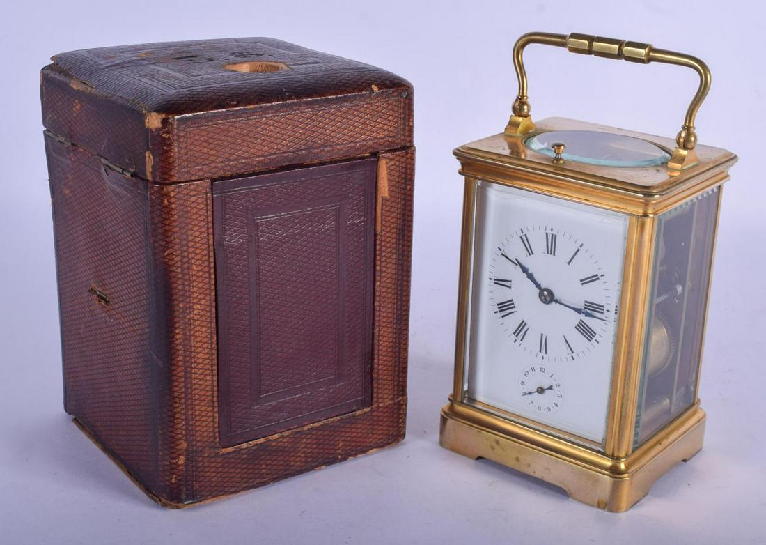 AN ANTIQUE FRENCH REPEATING BRASS CARRIAGE CLOCK. 19 cm (1 of 4)