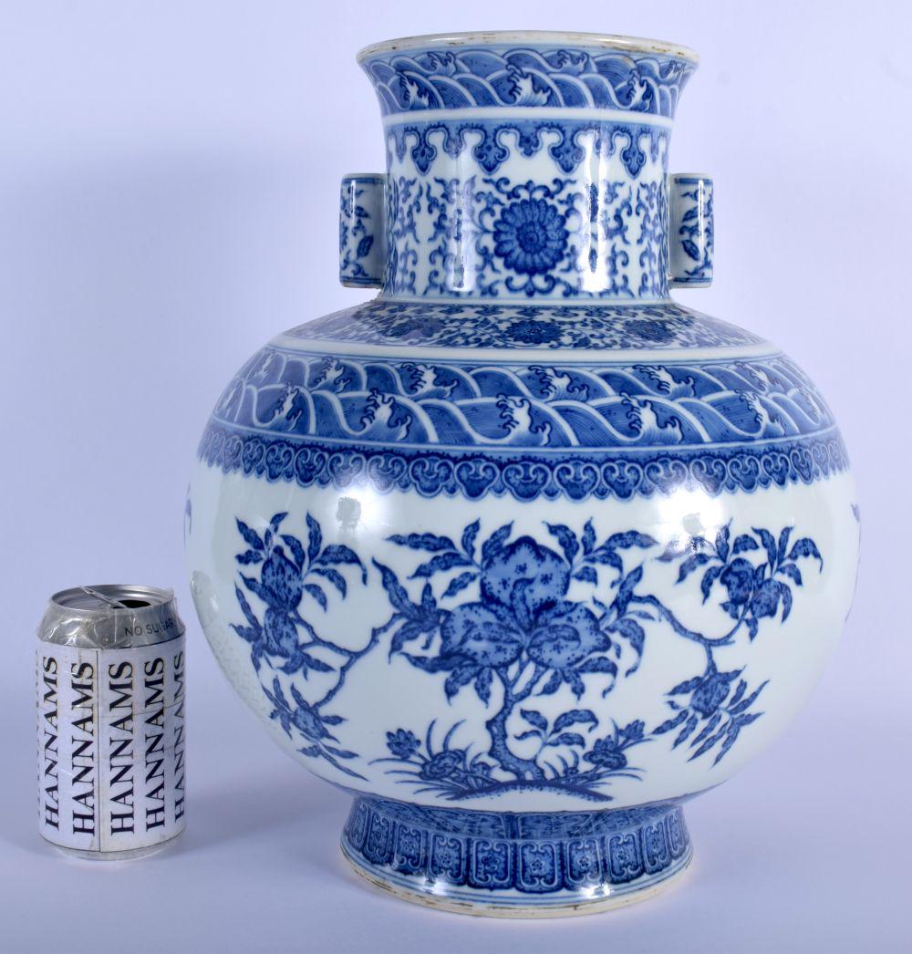 A LARGE CHINESE TWIN HANDLED BLUE AND WHITE PORCELAIN (1 of 4)
