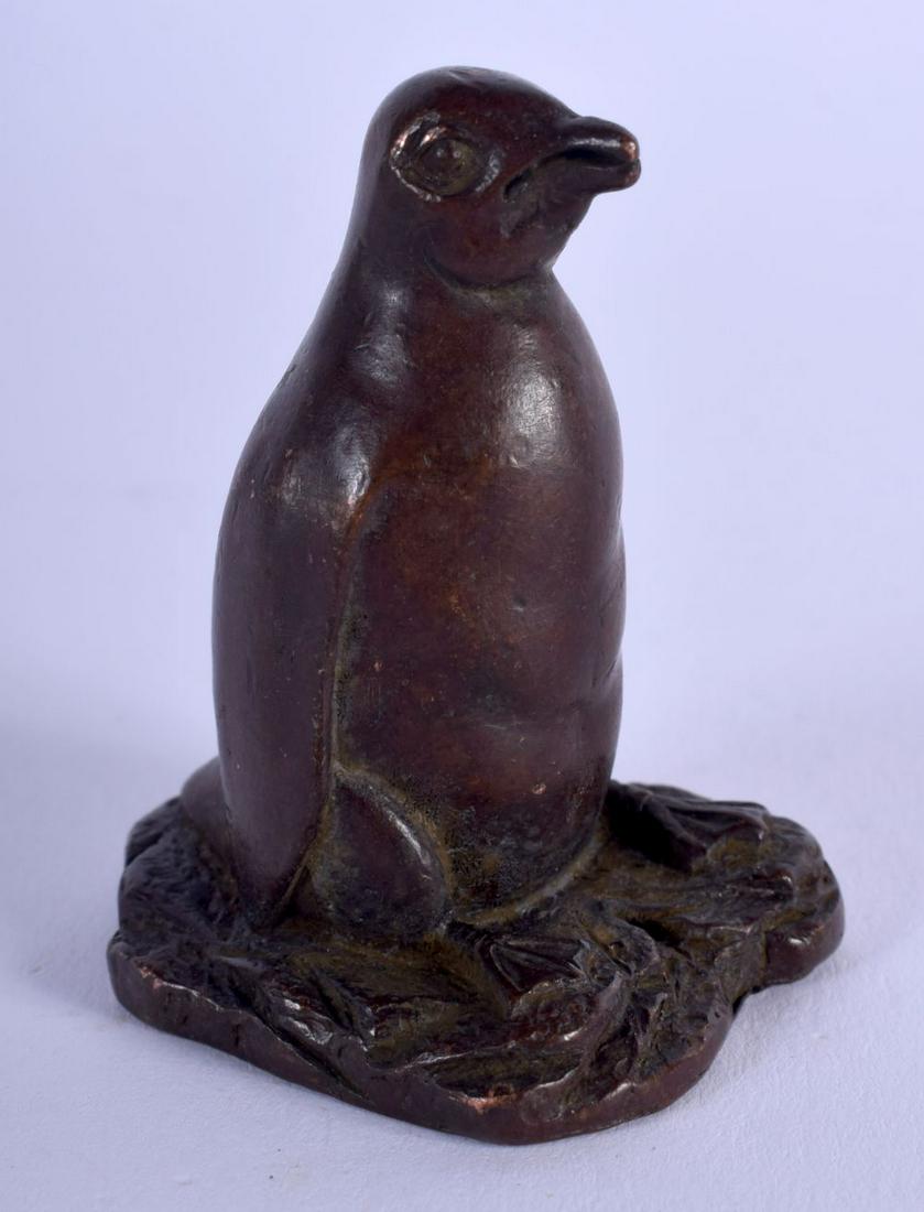 A JAPANESE BRONZE PENGUIN OKIMONO. 6 cm x 4 cm.: A JAPANESE BRONZE PENGUIN OKIMONO. 6 cm x 4 cm.