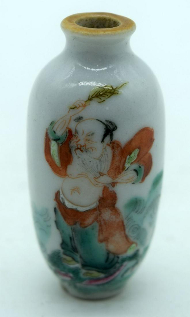 A FINE 19TH CENTURY CHINESE PORCELAIN SNUFF BOTTLE (1 of 4)