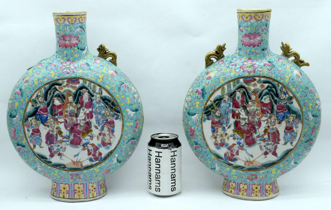 A LARGE PAIR OF 19TH CENTURY CHINESE FAMILLE ROSE: A LARGE PAIR OF 19TH CENTURY CHINESE FAMILLE ROSE STRAITS PORCELAIN PILGRIM FLASKS Qing, enamelled with warriors and foliage. 36 cm x 21 cm.