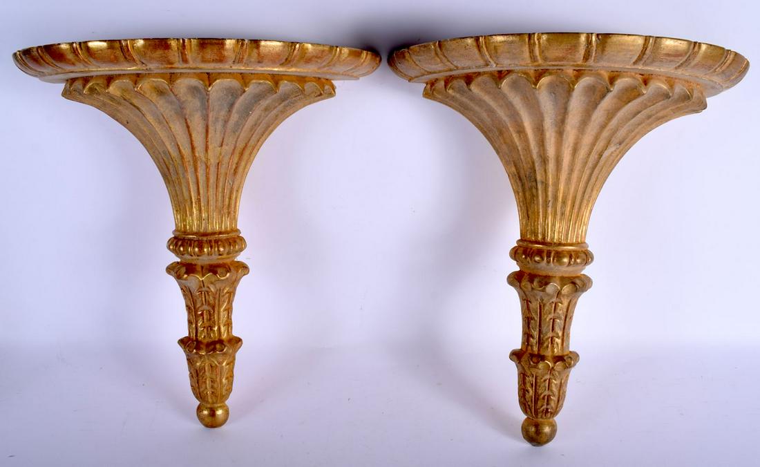 A PAIR OF EARLY 20TH CENTURY CARVED AND PAINTED: A PAIR OF EARLY 20TH CENTURY CARVED AND PAINTED GILTWOOD FAN SHAPED BRACKETS. 40 cm x 25 cm.