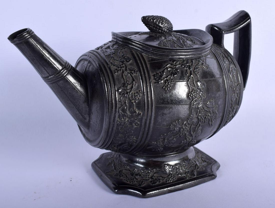 A 19TH CENTURY EUROPEAN BARREL FORM TEAPOT AND COVER (1 of 4)