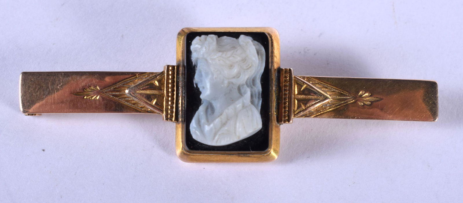 AN ANTIQUE YELLOW METAL CAMEO BAR BROOCH. 10 grams. 6 (1 of 2)