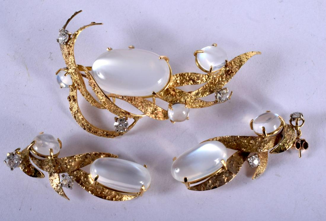 A SUITE OF STYLISH 18CT GOLD DIAMOND AND MOONSTONE: A SUITE OF STYLISH 18CT GOLD DIAMOND AND MOONSTONE JEWELLERY. 29 grams. Largest 6.5 cm x 4 cm.