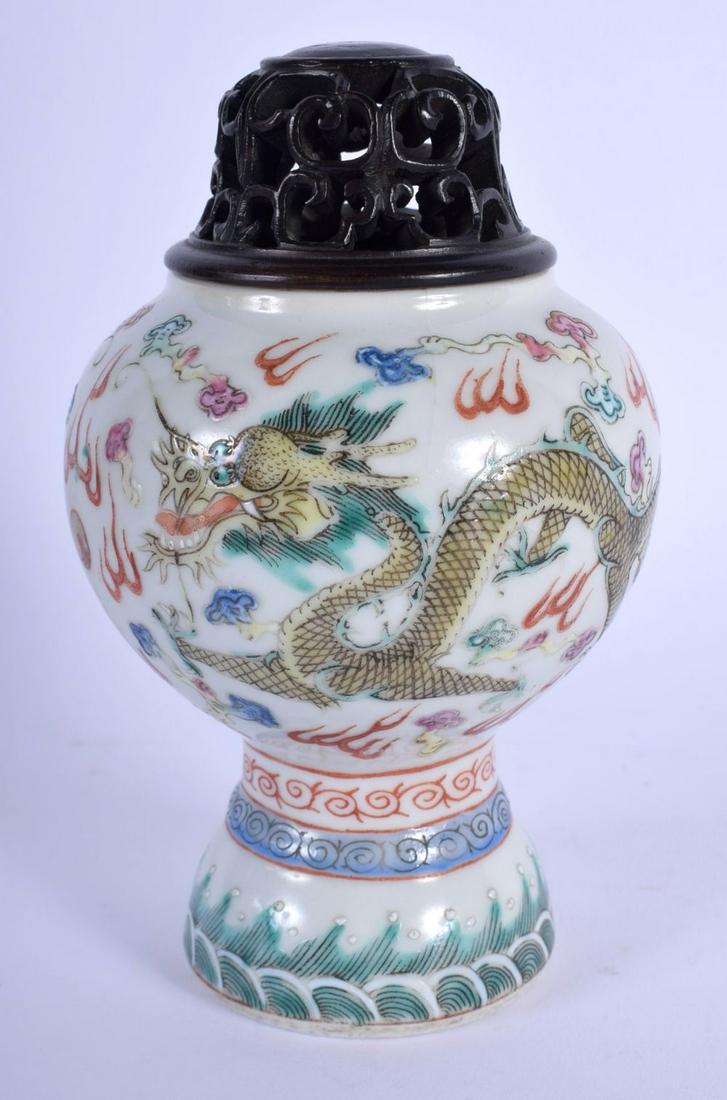 AN EARLY 20TH CENTURY CHINESE FAMILLE ROSE PORCELAIN: AN EARLY 20TH CENTURY CHINESE FAMILLE ROSE PORCELAIN BULBOUS DOU VASE Guangxu. Porcelain 11 cm high.