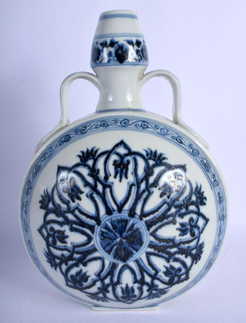A CHINESE TWIN HANDLED PORCELAIN PILGRIM FLASK 20th (1 of 4)