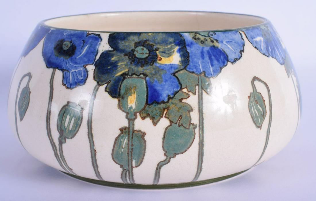 A RARE ART DECO ROYAL DOULTON CIRCULAR PORCELAIN BOWL: A RARE ART DECO ROYAL DOULTON CIRCULAR PORCELAIN BOWL painted with floral sprays. 17 cm diameter.