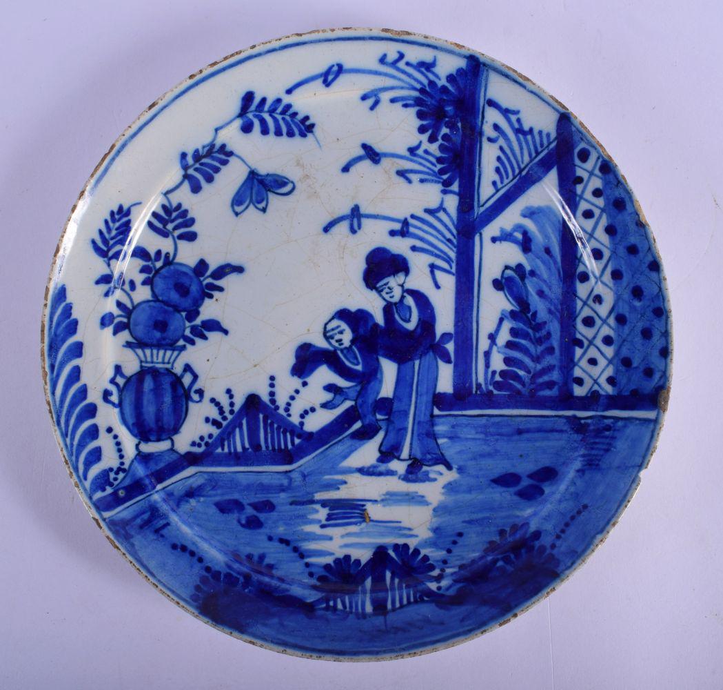 AN EARLY 18TH CENTURY DELFT TIN GLAZED CIRCULAR PLATE (1 of 2)
