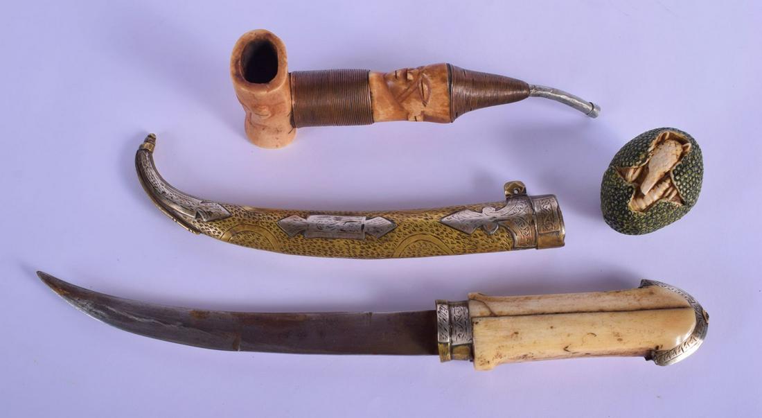 A 19TH CENTURY MIDDLE EASTERN CARVED HONE HANDLED (1 of 3)