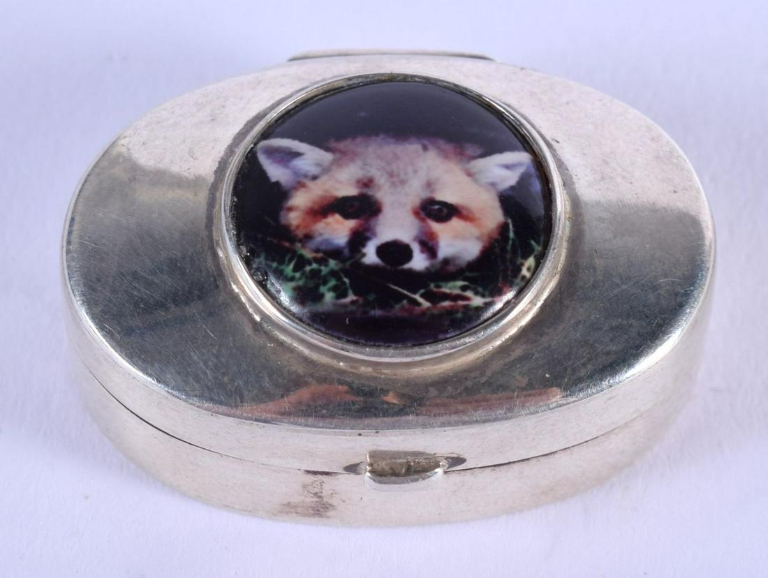SILVER PILL BOX WITH A FOX. 11g. 3.5cm x 2.5cm.: SILVER PILL BOX WITH A FOX. 11g. 3.5cm x 2.5cm. Stamped Sterling