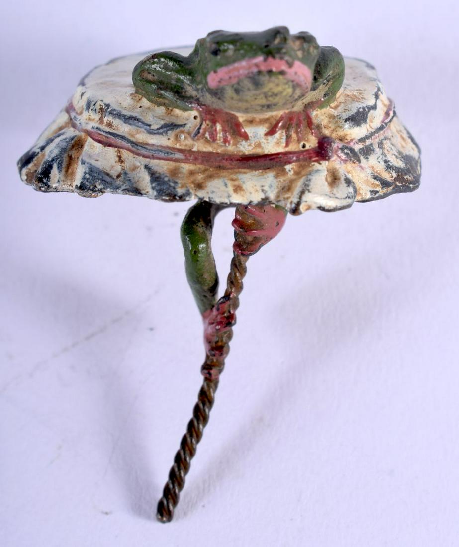 VIENNA BRONZE BOTTLE TOP DEPICTING A FROG ON A LILLY: VIENNA BRONZE BOTTLE TOP DEPICTING A FROG ON A LILLY PAD. 4cm x 5.5cm
