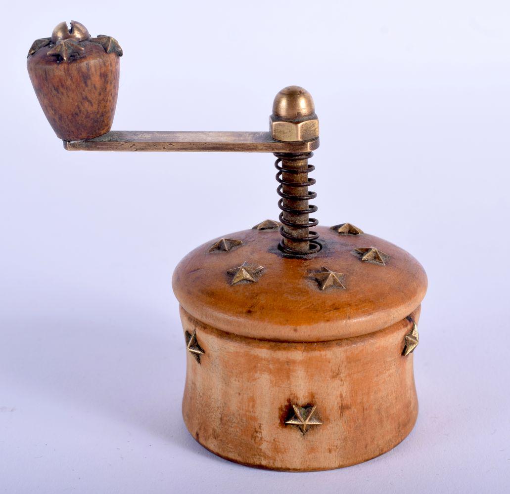 AN ANTIQUE TREEN STAR CUT PEPPER GRINDER. 7 cm x 7 cm. (1 of 4)