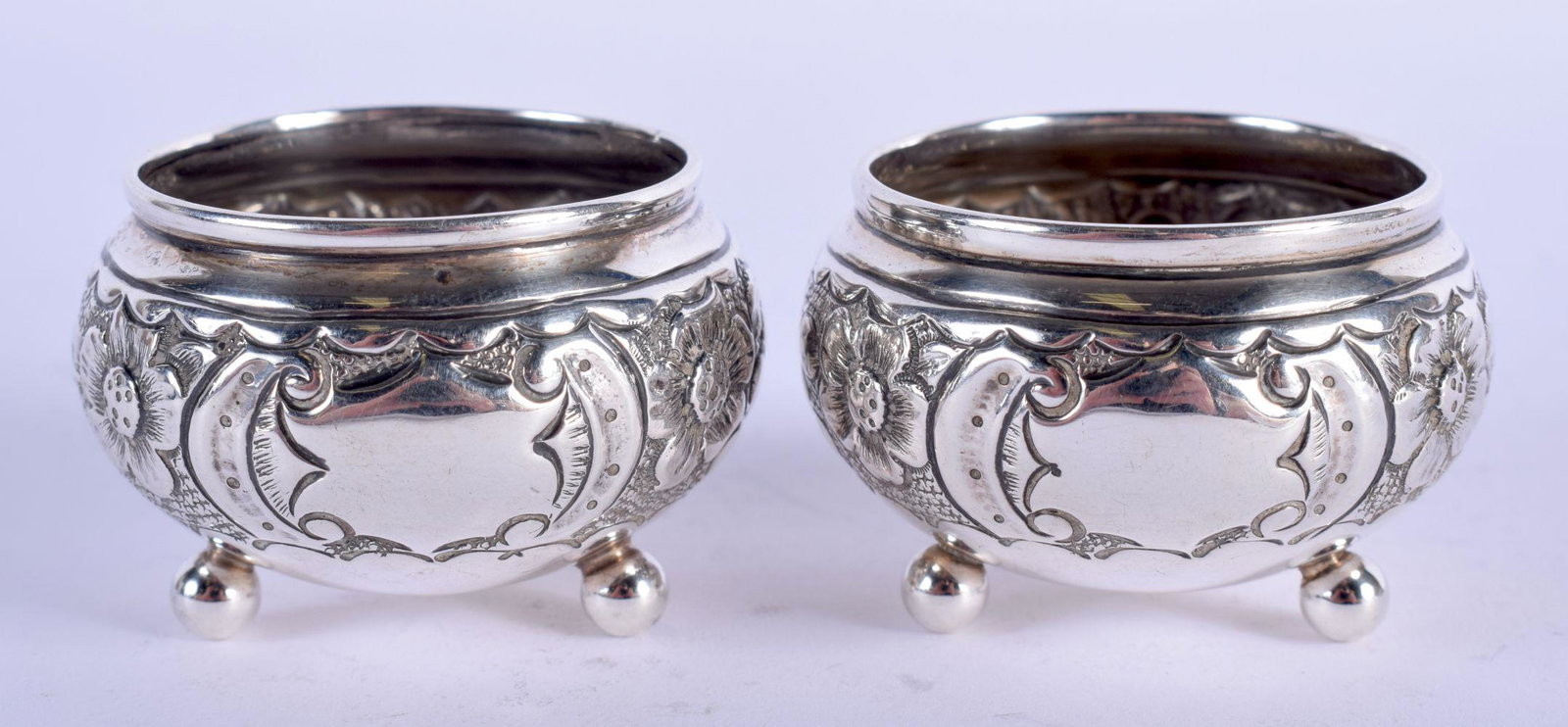 A PAIR OF EDWARDIAN SILVER SALTS. Birmingham 1906. 40: A PAIR OF EDWARDIAN SILVER SALTS. Birmingham 1906. 40 grams. 5 cm x 3.5 cm.