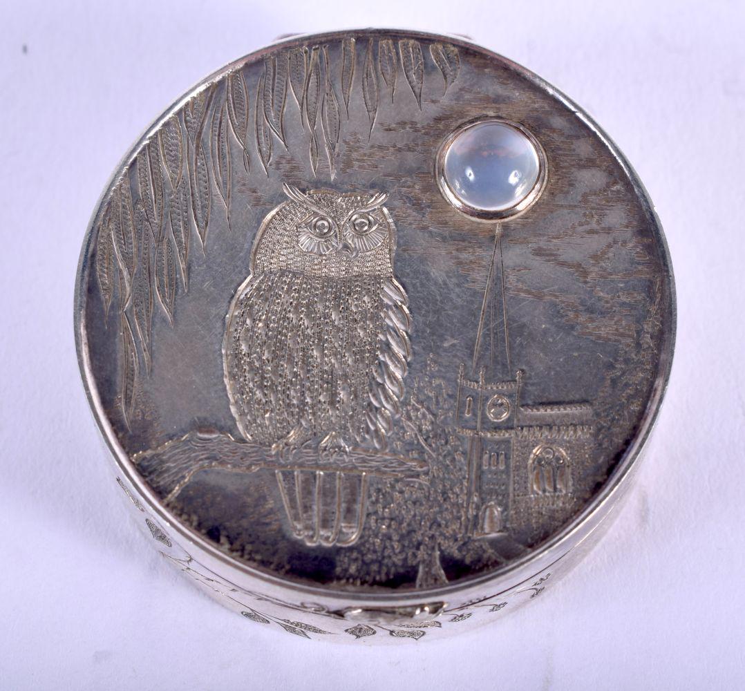 A LOVELY 1980S ENGLISH SILVER AND MOONSTONE OWL BOX: A LOVELY 1980S ENGLISH SILVER AND MOONSTONE OWL BOX with mouse catch. Birmingham 1987. 44 grams. 4.5 cm x 1.5 cm.