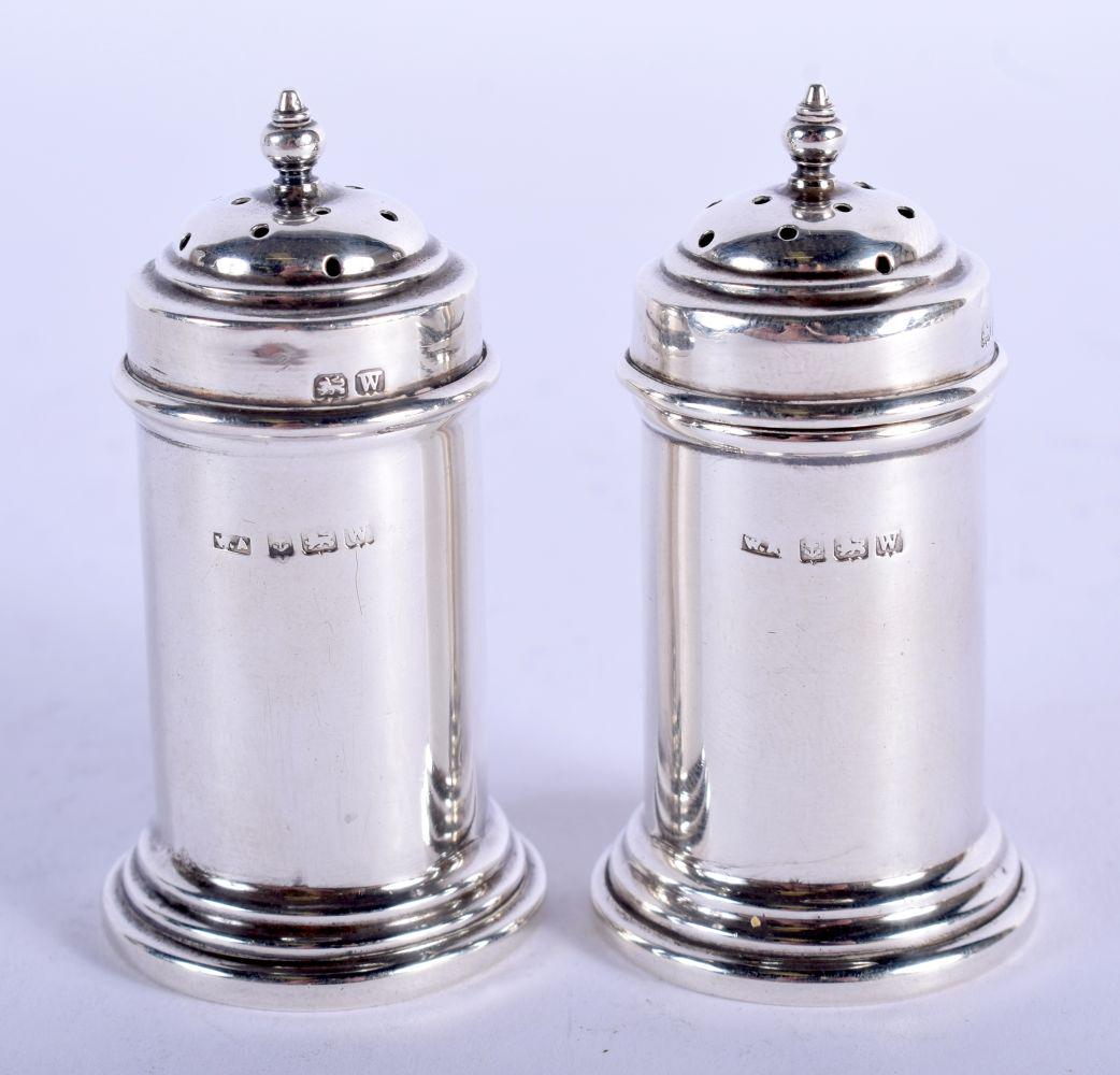 A PAIR OF 1920S SILVER CONDIMENTS. Birmingham 1921. (1 of 5)