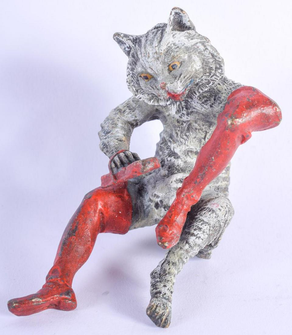 VIENNA BRONZE OF A CAT POLISHING A BOOT. 305g. 7cm x: VIENNA BRONZE OF A CAT POLISHING A BOOT. 305g. 7cm x 10cm