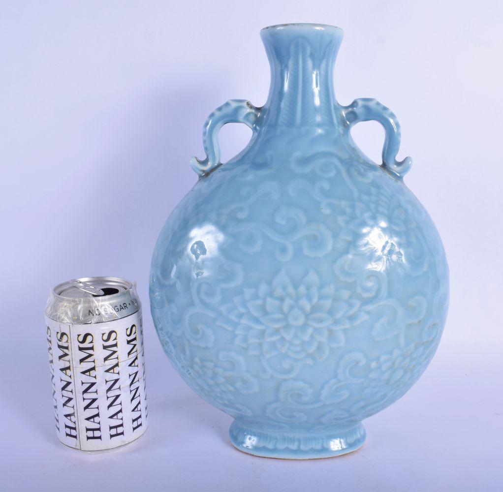 A CHINESE TWIN HANDLED BLUE CELESTE PORCELAIN VASE 20th: A CHINESE TWIN HANDLED BLUE CELESTE PORCELAIN VASE 20th Century. 30 cm x 18 cm.