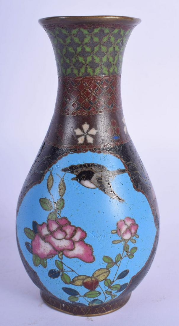 A 19TH CENTURY JAPANESE MEIJI PERIOD CLOISONNE ENAMEL: A 19TH CENTURY JAPANESE MEIJI PERIOD CLOISONNE ENAMEL VASE decorated with a bird in flight. 15 cm high.