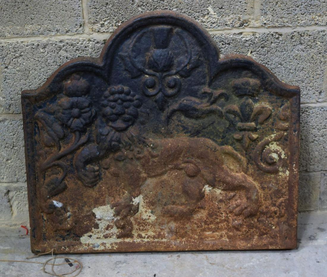 A George III cast iron fire back 68 x 74cm: A George III cast iron fire back 68 x 74cm