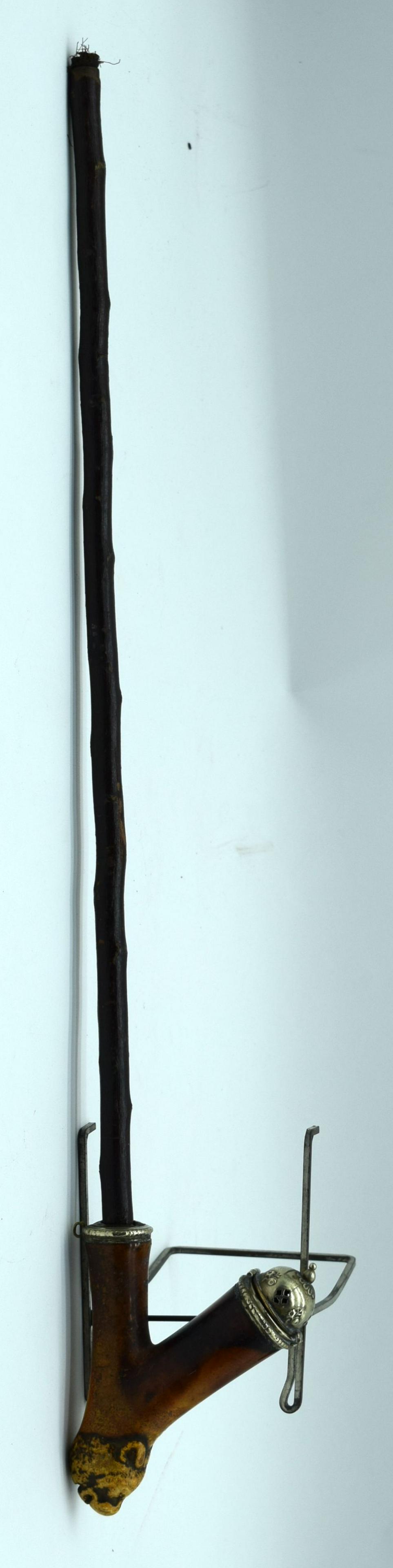 An antique  Briar wood pipe carved with a bears head, (1 of 5)