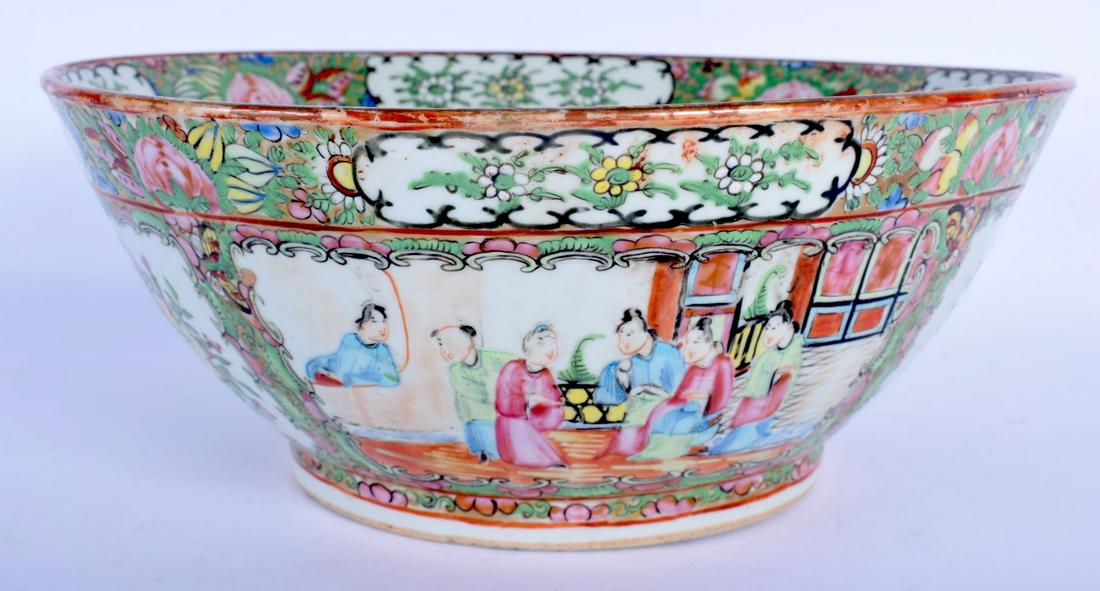 AN EARLY 20TH CENTURY CHINESE CANTON FAMILLE ROSE (1 of 4)