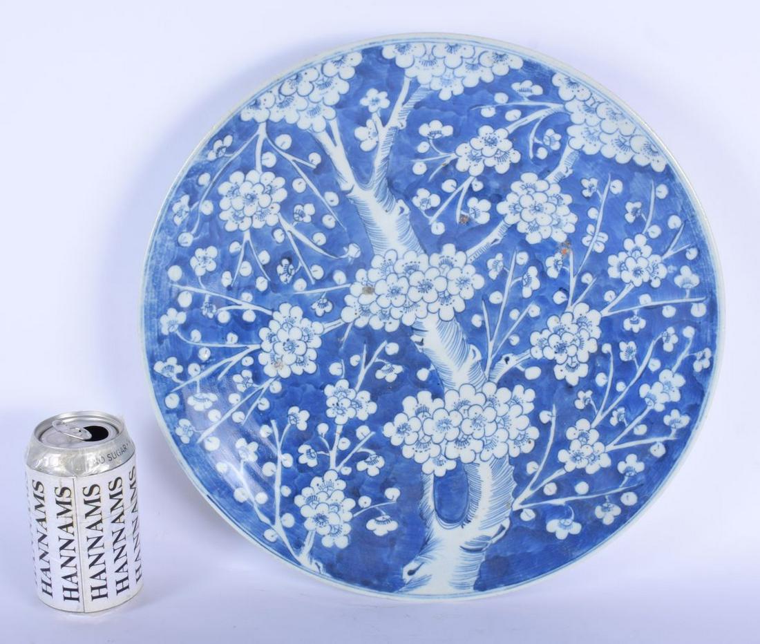 A LARGE 19TH CENTURY CHINESE BLUE AND WHITE PORCELAIN (1 of 2)